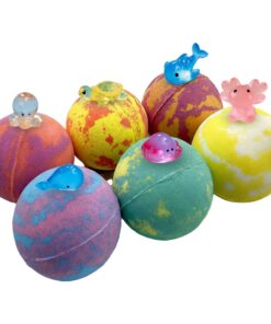 Natürliche Badebomben mit Spielzeug im Inneren, 6er-Pack natürliche Badebomben mit Spielzeug im Inneren, Dunkeln leuchtender Ozean, verschiedene frische Düfte, bunt.